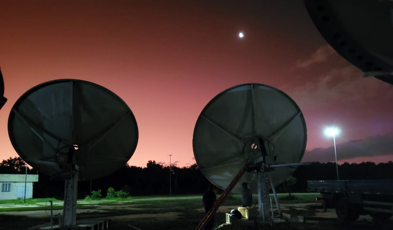 Integração de sistemas de transmissão de vídeo/áudio e dados via satélite