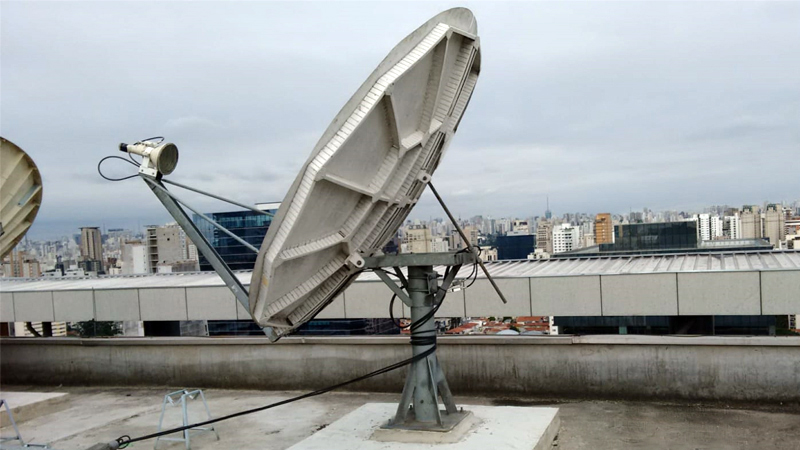 Integração de sistemas de transmissão de vídeo/áudio e dados via satélite